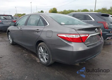 2015 Toyota Camry Le/Xle/Se/Xse z USA, uszkodzony, nr VIN 4T1BF1FK5FU027844